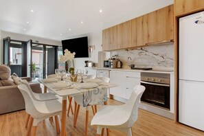 Fridge, microwave, oven, stovetop - O Marinheiro 15A – 2-Bedroom Apartment Near the Beach (Caniçal)