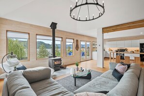 Smart TV, fireplace, stereo