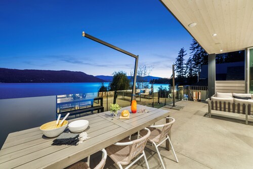 Shuswap Lakefront Sleeps 14