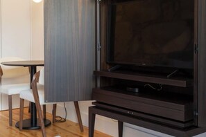 Dining - Premium Fontainhas Garden Apartment - A Stylish Retreat in the Heart of Porto (Porto)