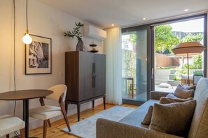 Living area - Premium Fontainhas Garden Apartment - A Stylish Retreat in the Heart of Porto (Porto)
