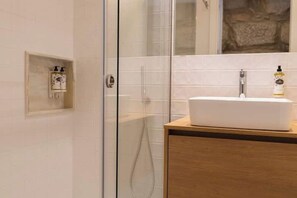 Shower, hair dryer, towels, soap - Premium Fontainhas Garden Apartment - A Stylish Retreat in the Heart of Porto (Porto)