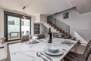 Dining - The Village Retreat (Cancelada)