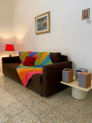Televisor intel·ligent i llibres 