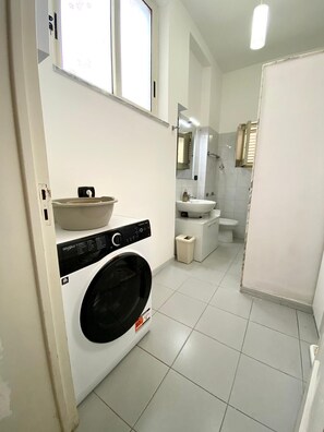 Douche, sèche-cheveux, bidet, serviettes fournies
