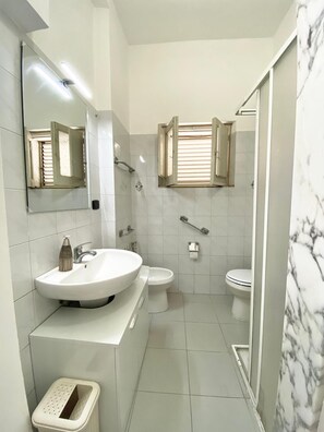 Douche, sèche-cheveux, bidet, serviettes fournies