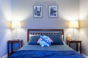 3 habitaciones, escritorio y tabla de planchar con plancha 