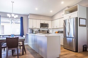 Fridge, microwave, oven, stovetop - Cozy townhouse with community pool, heart of Tempe near ASU (Tempe)