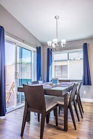 Dining - Cozy townhouse with community pool, heart of Tempe near ASU (Tempe)