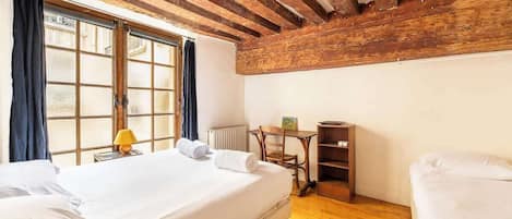 3 habitaciones, tabla de planchar con plancha, wifi y ropa de cama