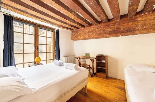 3 habitaciones, tabla de planchar con plancha, wifi y ropa de cama 