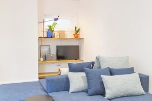 Living area - Ocean Cool Apartment - Sunny, Central & Steps from Matosinhos Beach (Matosinhos)