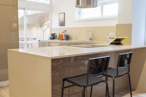 Private kitchen - Ocean Cool Apartment - Sunny, Central & Steps from Matosinhos Beach (Matosinhos)