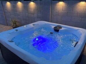 Outdoor spa tub - 5-Min Walk to Stadium•3 KINGS•3 FULL Baths•4 Bdrms (Glendale)