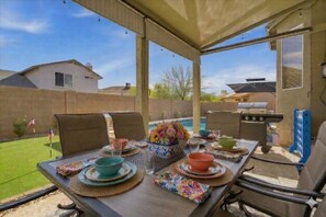 Outdoor dining - 5-Min Walk to Stadium•3 KINGS•3 FULL Baths•4 Bdrms (Glendale)