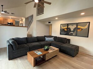 Smart TV, ping pong - Mins to Spring Training•Walk to State Farm Stadium•Sleeps 12 (Glendale)