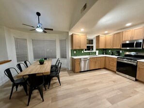 Fridge, microwave, oven, stovetop - Mins to Spring Training•Walk to State Farm Stadium•Sleeps 12 (Glendale)