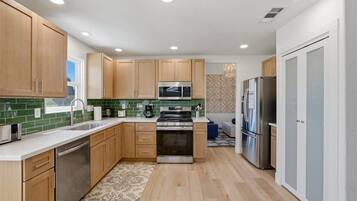 Coffee/tea maker, fridge, microwave, oven