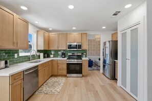 Kühlschrank, Mikrowelle, Ofen, Herdplatte