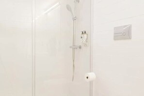 Shower, hair dryer, soap - Duques Penthouse - A Serene Porto Retreat with Comfort & Style (Porto)