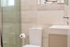 Shower, hair dryer, towels, shampoo - Downtown Intimate Coral & Garden Apartment - A Sunny Design Retreat (Porto)