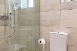 Shower, hair dryer, towels, shampoo - Downtown Intimate Coral & Garden Apartment - A Sunny Design Retreat (Porto)
