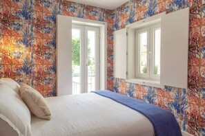 1 bedroom, desk, iron/ironing board, free WiFi - Downtown Intimate Coral & Garden Apartment - A Sunny Design Retreat (Porto)