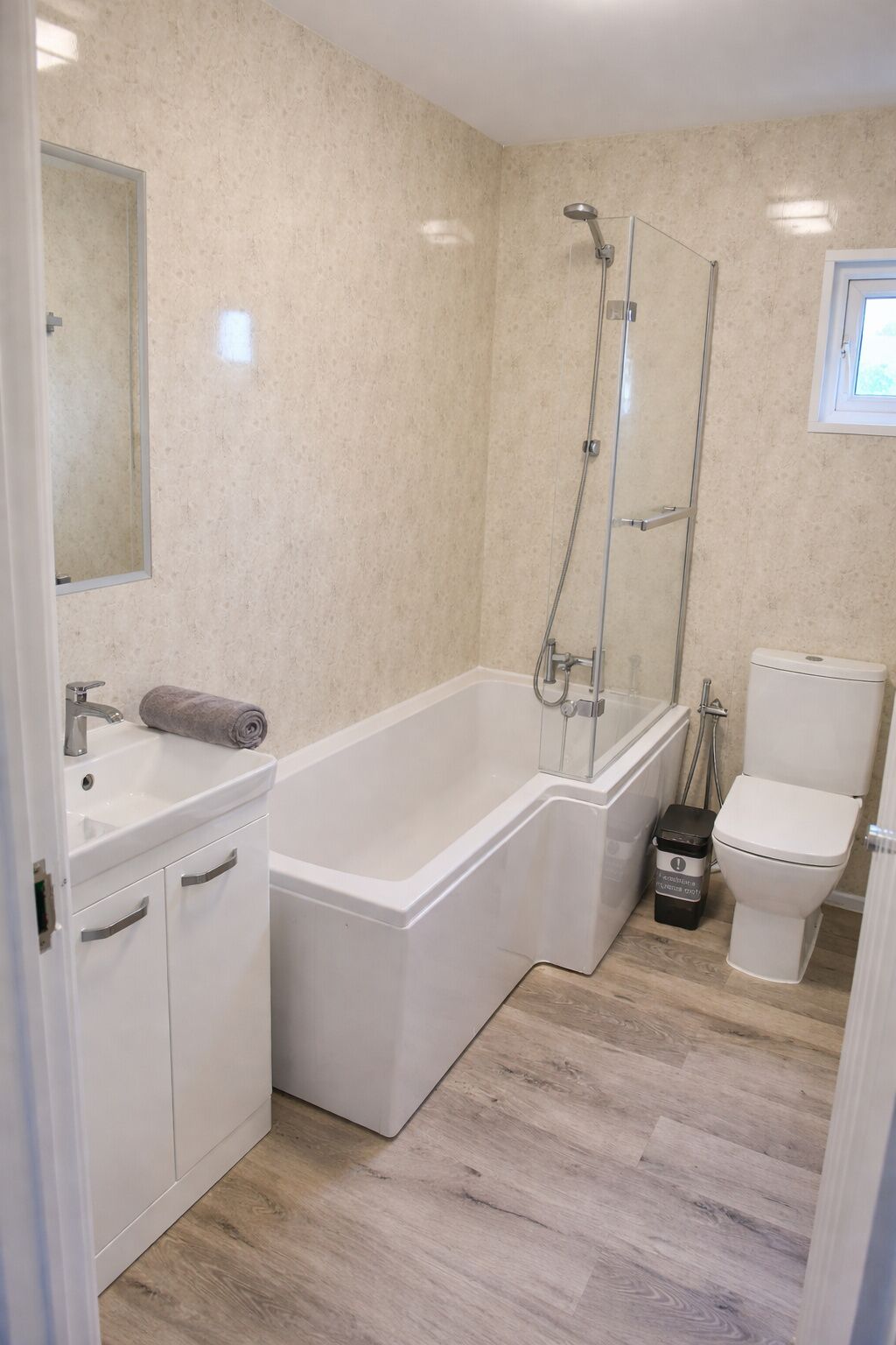 Douche, sèche-cheveux, serviettes fournies, savon