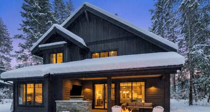 Soak, Sizzle, Unwind 5BR, HotTub, GameRm, BBQ