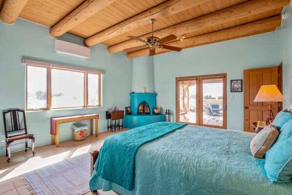 Escritorio, tabla de planchar con plancha, wifi y ropa de cama 