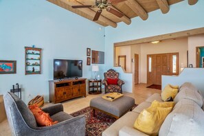 Televisión, chimenea y libros 