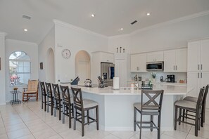 Private kitchen - Tropical Oasis 4-bedroom CANAL- HEATED POOL home with dock in SW Cape Coral (Cape Coral)