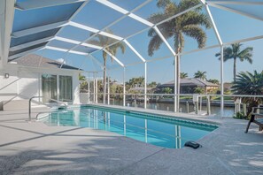 Outdoor pool, a heated pool - Tropical Oasis 4-bedroom CANAL- HEATED POOL home with dock in SW Cape Coral (Cape Coral)