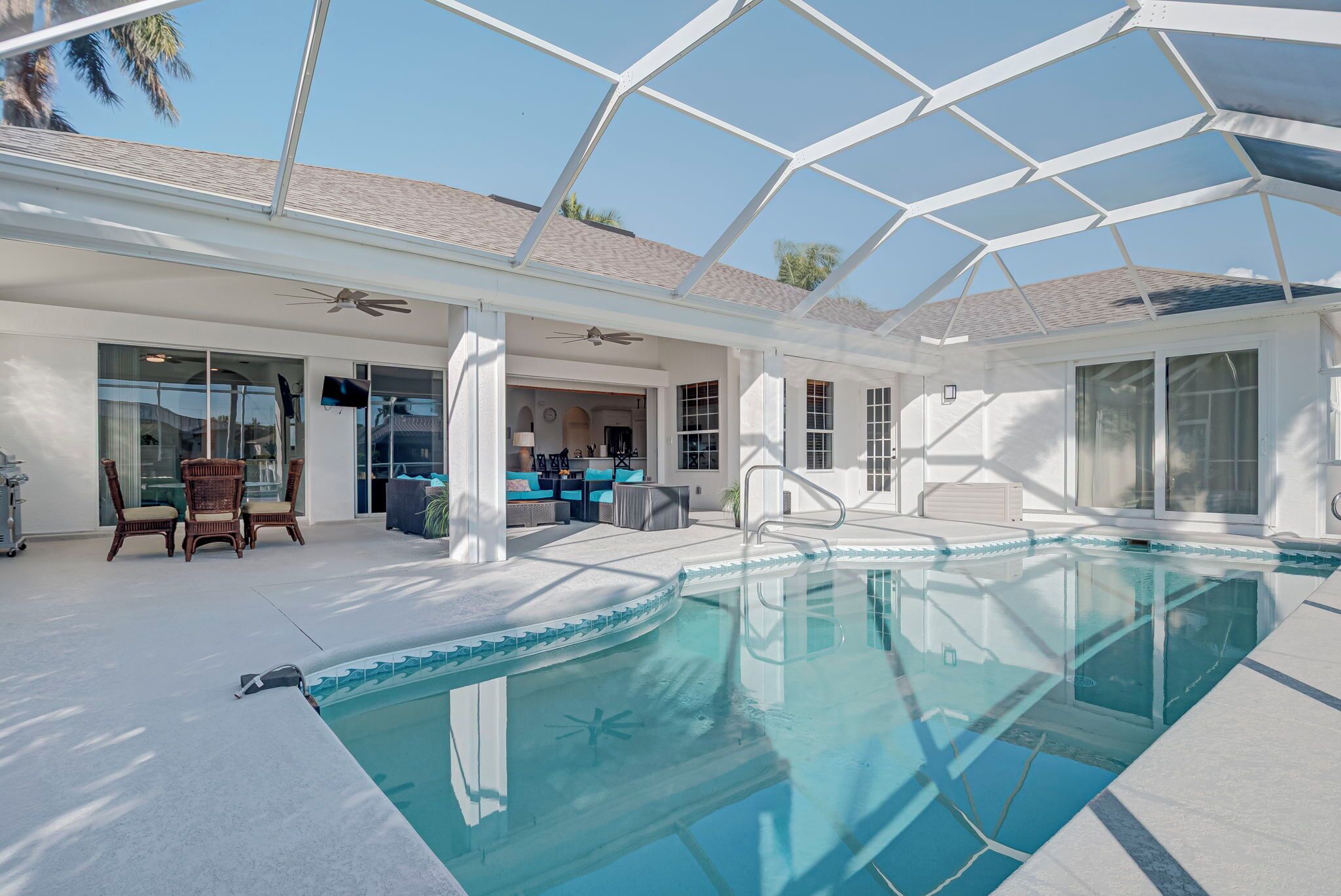 Utendørsbasseng og et oppvarmet basseng