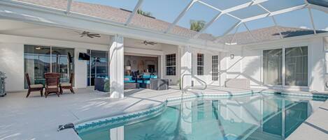 Utendørsbasseng og et oppvarmet basseng