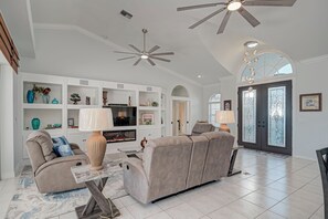 Smart TV - Tropical Oasis 4-bedroom CANAL- HEATED POOL home with dock in SW Cape Coral (Cape Coral)