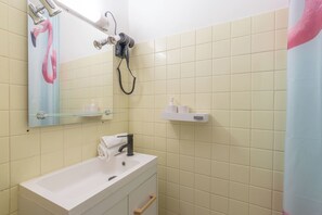 Douche, sèche-cheveux, serviettes fournies, savon