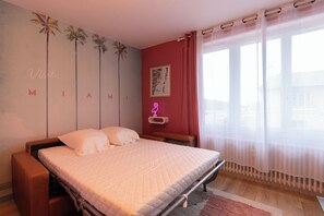 2 chambres, bureau, fer et planche à repasser, lit parapluie