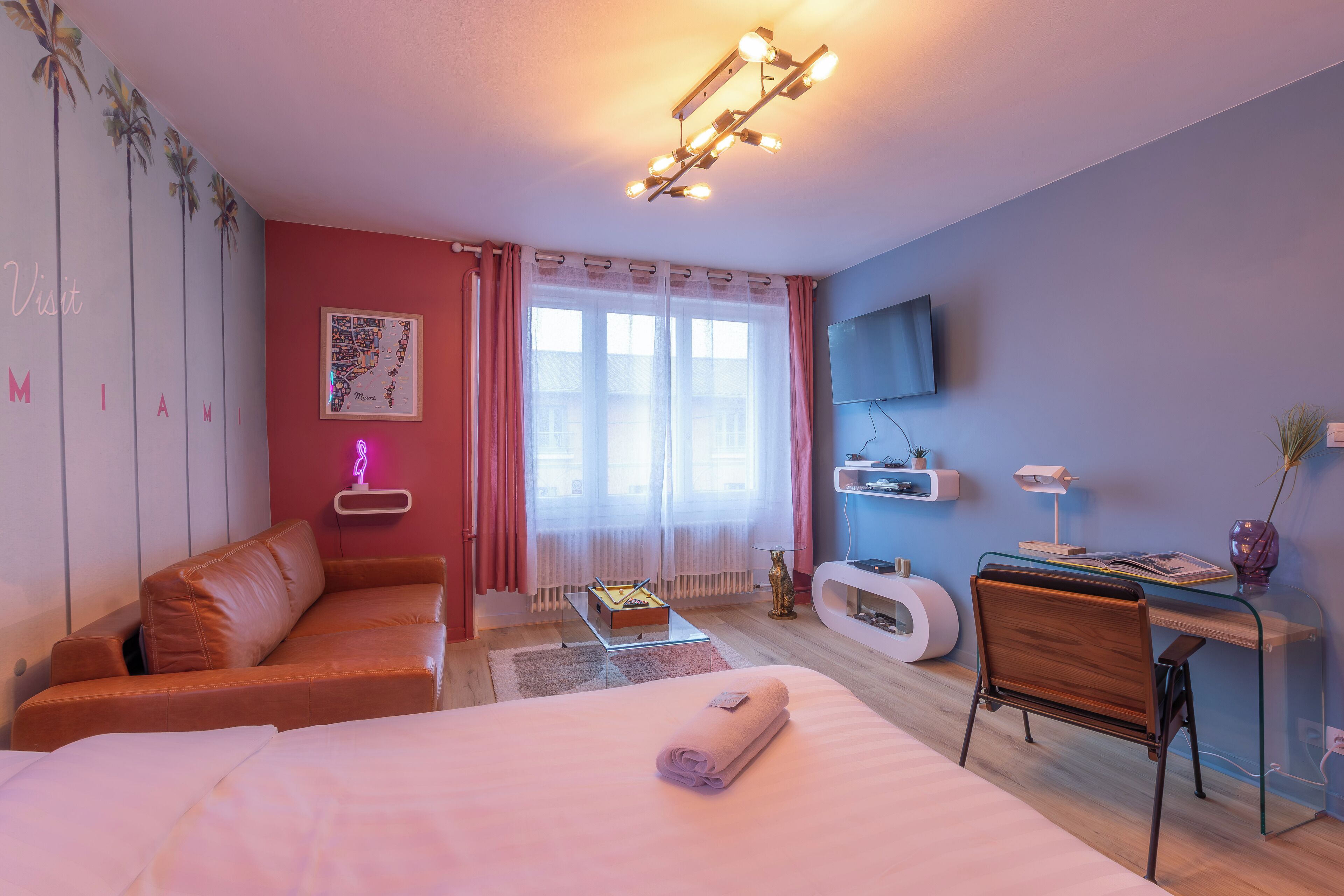 Een strijkplank/strijkijzer, wifi, beddengoed