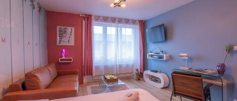 Een strijkplank/strijkijzer, wifi, beddengoed