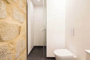 Shower, hair dryer, towels, soap - Comércio Ribeira Luxury Apartment - Elegant Comfort in Porto's Historic Heart (Porto)