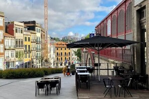 Outdoor dining - Comércio Ribeira Luxury Apartment - Elegant Comfort in Porto's Historic Heart (Porto)