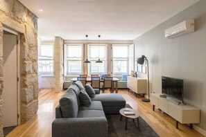 Living area - Comércio Ribeira Luxury Apartment - Elegant Comfort in Porto's Historic Heart (Porto)