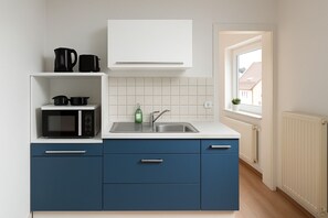 Fridge, microwave, oven, stovetop - Tor zu Frankreich – modern apartment in a unique location (Neuburg am Rhein)