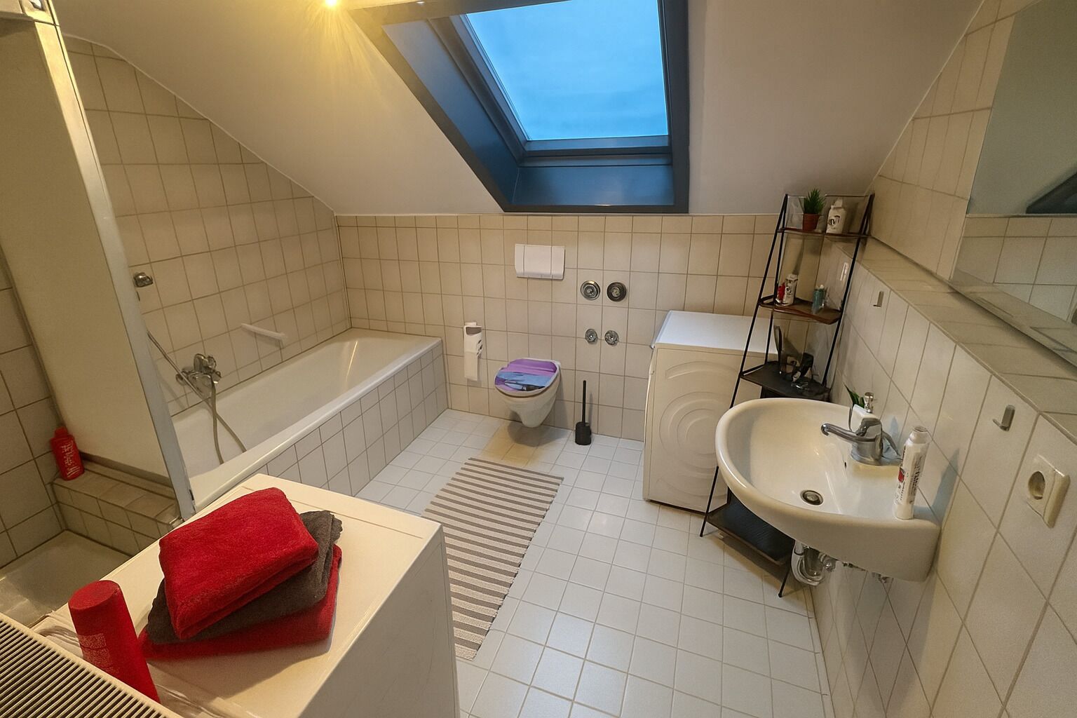 Sèche-cheveux, serviettes fournies, savon, shampoing