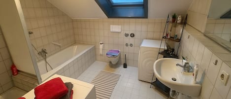Haartrockner, Handtücher, Seife, Shampoo