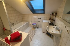 Sèche-cheveux, serviettes fournies, savon, shampoing