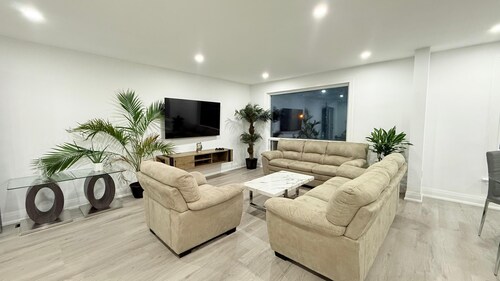 Private home | 4 Free onsite parkings | Minutes to Hwy 401