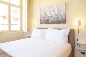 2 bedrooms, iron/ironing board, WiFi, bed sheets - Art Deco Elegance in the Heart of Downtown Porto (Porto)