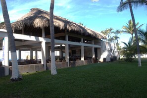 Outdoor dining - Enjoyable 3-bedroom house with AC in charming Mazatlán- 100 m walking from beach (Mazatlán)
